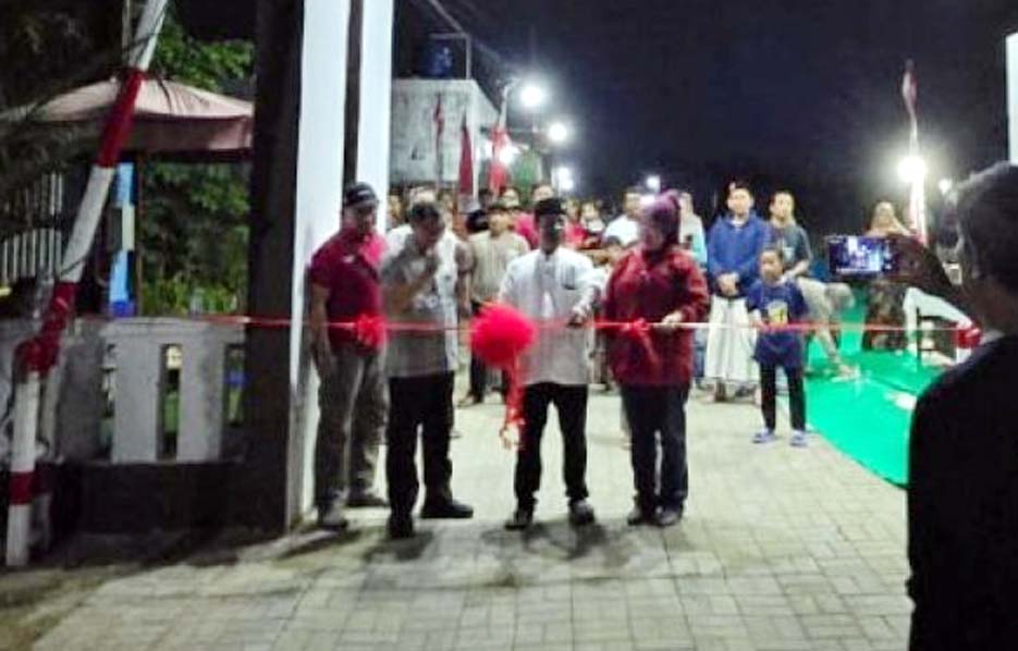 Ketua Komisi III DPRD bersama Warga Resmikan Gapura Lingkungan RW