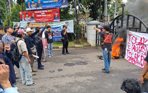 Mahasiswa dari Kamerad Gelar Aksi Tolak Pilkada Dipilih DPRD