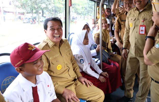 Bupati Tangerang Resmikan Halte Bus Sekolah Gratis di Tigaraksa