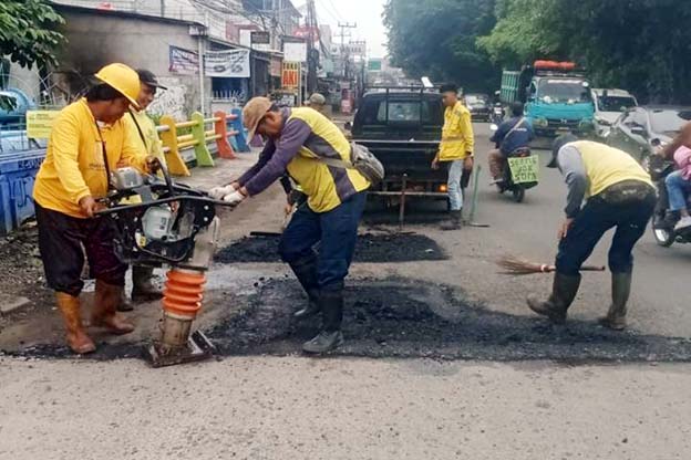 Pemkot Tangerang Tambal Kerusakan Jalan di Sejumlah Jembatan