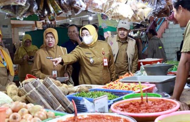 Wabup Intan Monitoring Harga Komoditi di Pasar Kelapa Dua