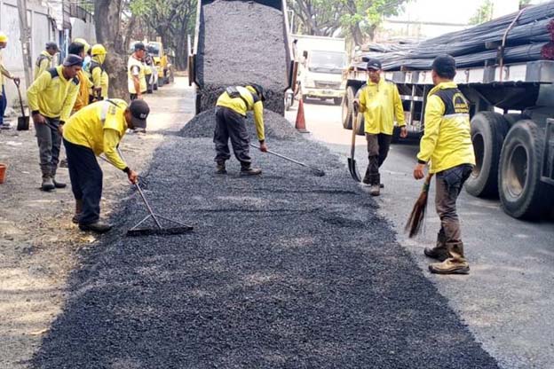 Pemkot Tangerang Lakukan Penambalan Jalan Pajajaran Jatiuwung