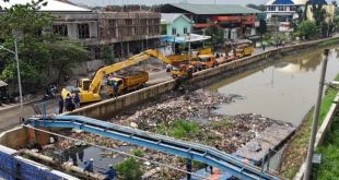Pemkot Tangerang Pakai Alat Berat Atasi Sampah di Kali Ledug Periuk