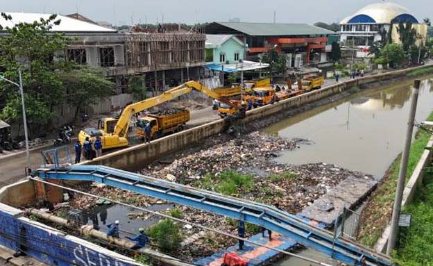 Pemkot Tangerang Pakai Alat Berat Atasi Sampah di Kali Ledug Periuk