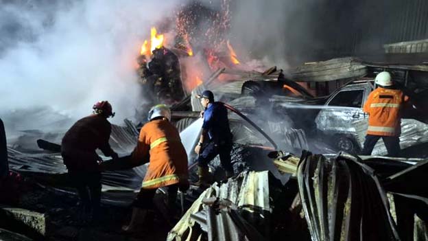 Personel BPBD Berhasil Taklukkan Kebakaran Limbah di Jatiuwung