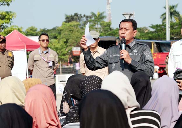 Bupati Tangerang Bagikan 2.000 Paket Sembako Murah di Tigaraksa