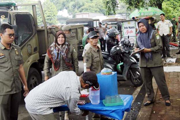 Satpol PP Kota Tangerang Tertibkan PKL di Sejumlah Ruas Jalan