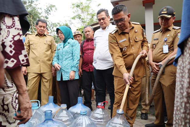 Atasi Kekeringan, Gubernur Andra Soni Distribusikan Air Bersih