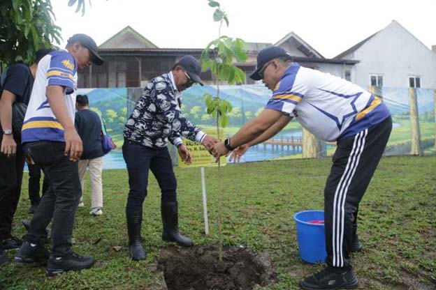 Walikota Tangerang Ikuti Aksi Tanam Pohon Bareng Apeksi