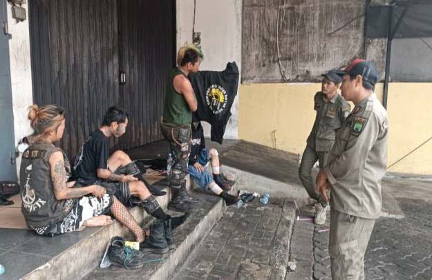 Trantib Kecamatan Larangan Tertibkan Kumpulan Anak Jalanan
