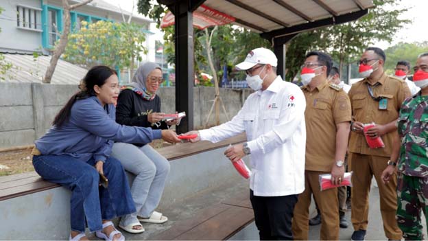 Cegah Abu Vulkanik, Pemkot Tangsel Bagikan Masker ke Warga