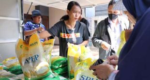 Warga Ketapang Cipondoh Borong Beras Murah SPHP