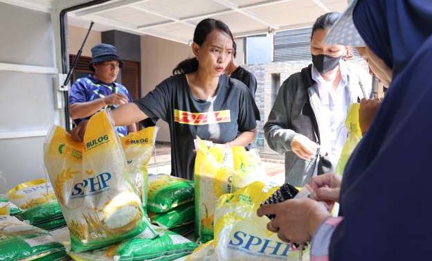 Warga Ketapang Cipondoh Borong Beras Murah SPHP
