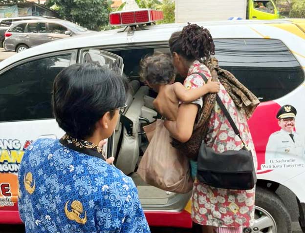 Dinsos Kota Tangerang Evakuasi Ibu dan Anak Terlantar