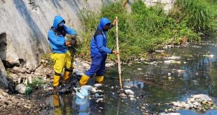 Pemkot Tangerang Bersihkan Sampah di Saluran Irigasi Sipon