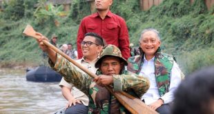 Andra Soni Dampingi Menteri PU Susuri Sungai Soroti Penyebab Banjir