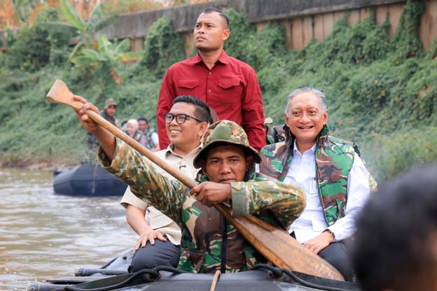 Andra Soni Dampingi Menteri PU Susuri Sungai Soroti Penyebab Banjir