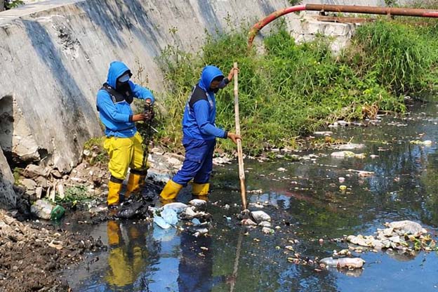 Pemkot Tangerang Bersihkan Sampah di Saluran Irigasi Sipon