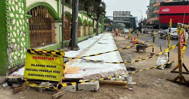 Pemkot Tangerang Mulai Bangun Trotoar Jalan Kisamaun